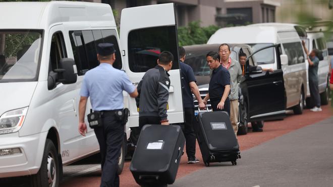 西班牙女足2-0击败荷兰女足，夺得第一届女足欧国联冠军